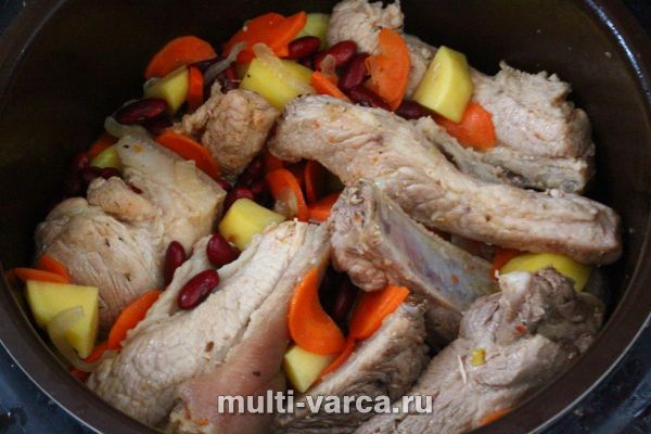 Свинячі реберця з червоною квасолею в мультиварці