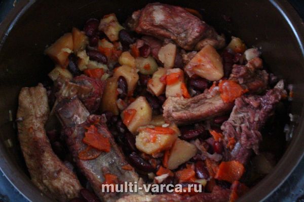 Свинячі реберця з червоною квасолею в мультиварці