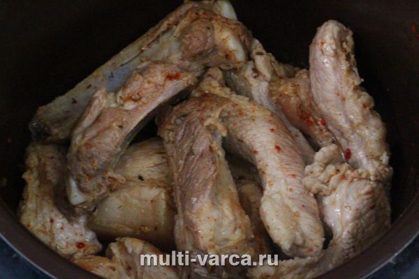 Свинячі реберця з червоною квасолею в мультиварці