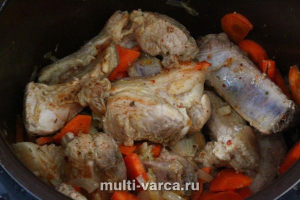 Свинячі реберця з червоною квасолею в мультиварці