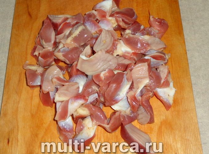 Тушкована капуста з курячими шлунками в мультиварці
