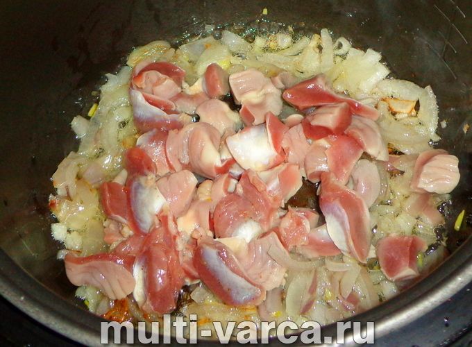 Тушкована капуста з курячими шлунками в мультиварці