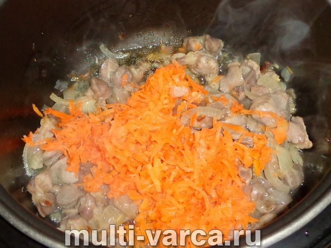 Тушкована капуста з курячими шлунками в мультиварці