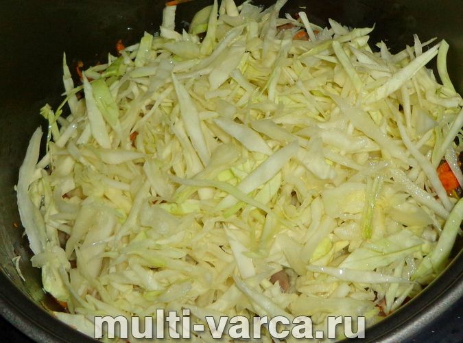 Тушкована капуста з курячими шлунками в мультиварці