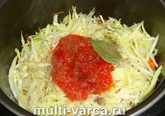 Тушкована капуста з курячими шлунками в мультиварці