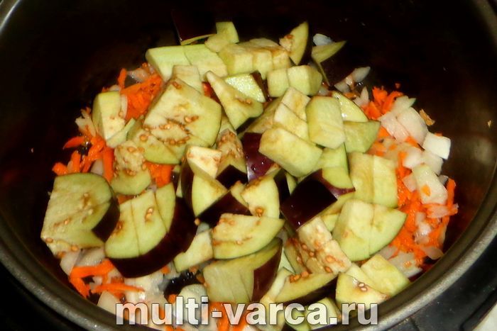 Баклажани з картоплею і куркою в мультиварці