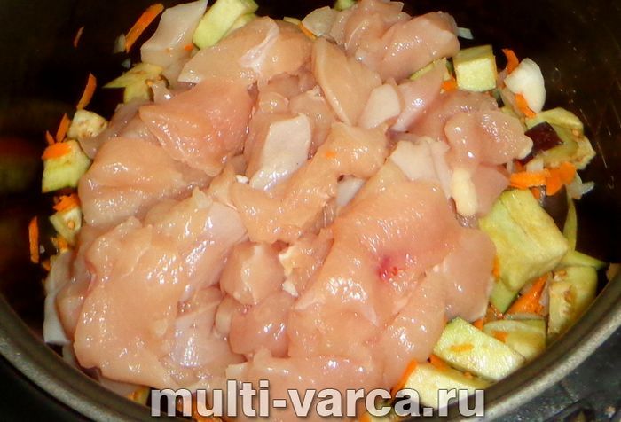 Баклажани з картоплею і куркою в мультиварці