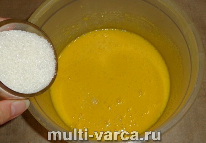Бісквіт з ананасами в мультиварці
