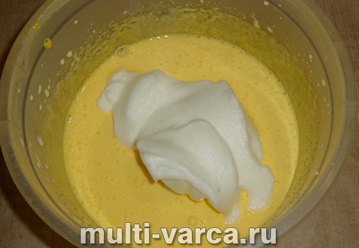 Бісквіт з ананасами в мультиварці