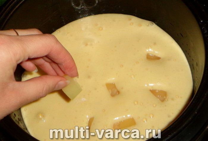 Бісквіт з ананасами в мультиварці