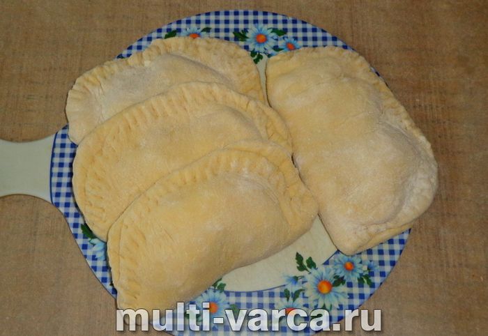 Чебуреки на пару в мультиварці