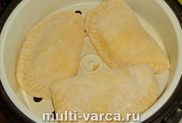 Чебуреки на пару в мультиварці