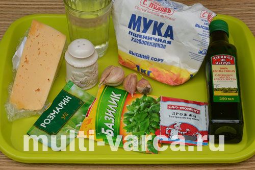Фокачча з розмарином, базиліком, сиром і часником