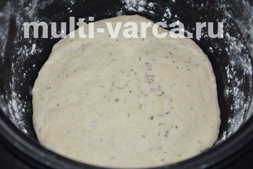 Фокачча з розмарином, базиліком, сиром і часником