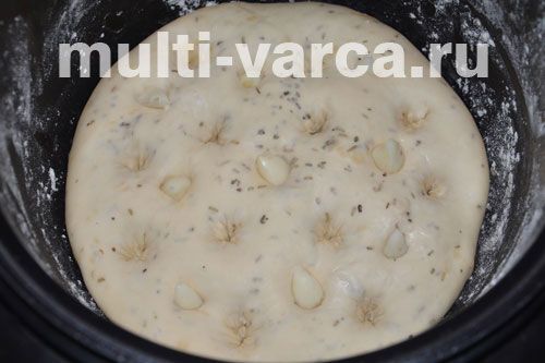 Фокачча з розмарином, базиліком, сиром і часником
