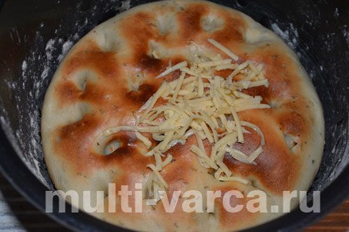 Фокачча з розмарином, базиліком, сиром і часником