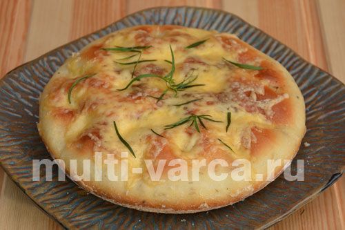 Фокачча з розмарином, базиліком, сиром і часником