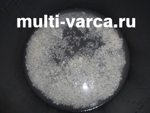Фруктово-рисовий пудинг з яблуками та ягодами в мультиварці