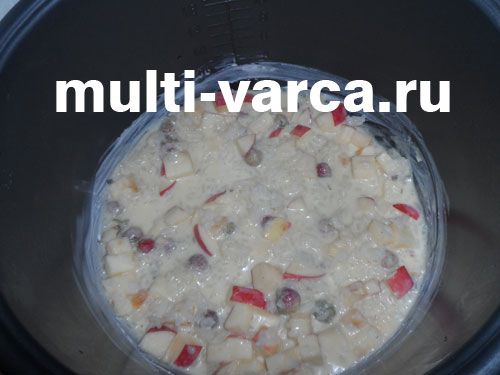 Фруктово-рисовий пудинг з яблуками та ягодами в мультиварці