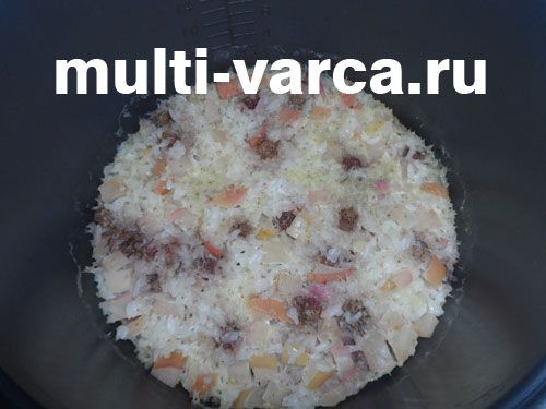 Фруктово-рисовий пудинг з яблуками та ягодами в мультиварці