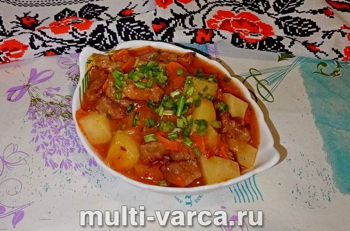 Гуляш зі свинини з картоплею