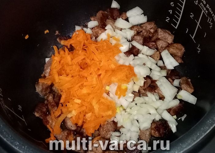 Гуляш зі свинини з картоплею