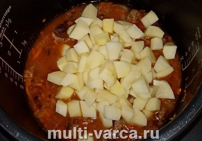 Гуляш зі свинини з картоплею