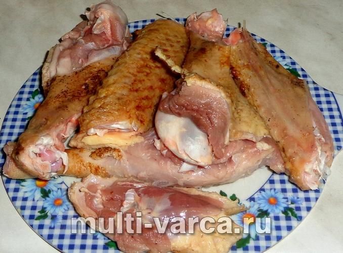 Гуска з картоплею в мультиварці