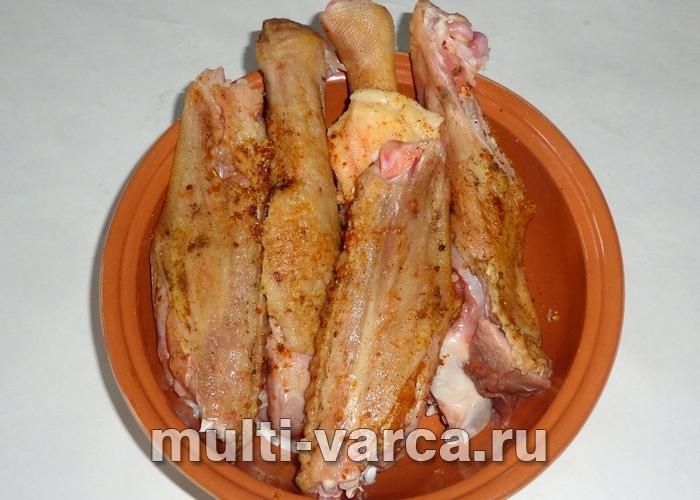 Гуска з картоплею в мультиварці