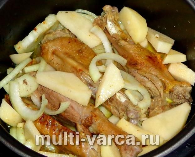 Гуска з картоплею в мультиварці