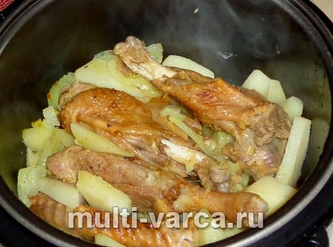 Гуска з картоплею в мультиварці