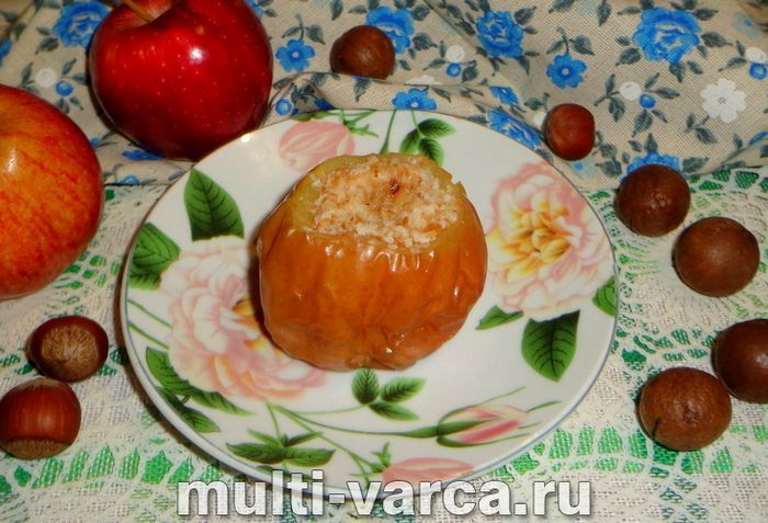 Яблука з медом і горіхами в мультиварці