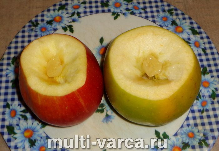 Яблука з медом і горіхами в мультиварці