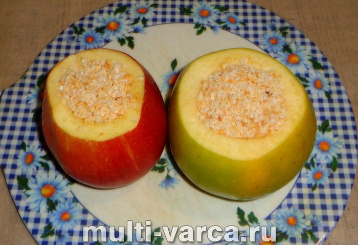Яблука з медом і горіхами в мультиварці