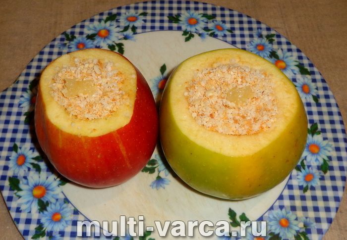 Яблука з медом і горіхами в мультиварці
