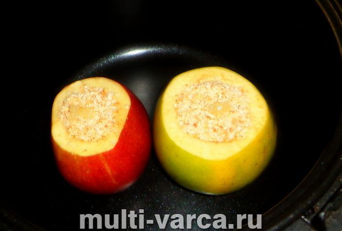 Яблука з медом і горіхами в мультиварці