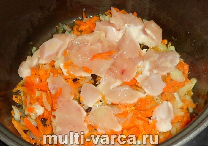 Капуста тушкована з курячою грудкою в мультиварці
