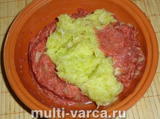 Котлети з індички з кабачком у мультиварці