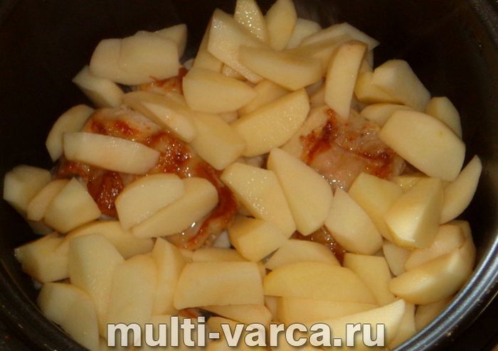 Кролик із картоплею в сметані