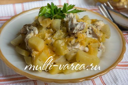 Курка у фользі, запечена з картоплею та сиром у мультиварці