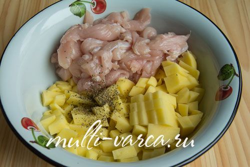 Курка у фользі, запечена з картоплею та сиром у мультиварці