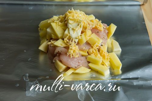 Курка у фользі, запечена з картоплею та сиром у мультиварці