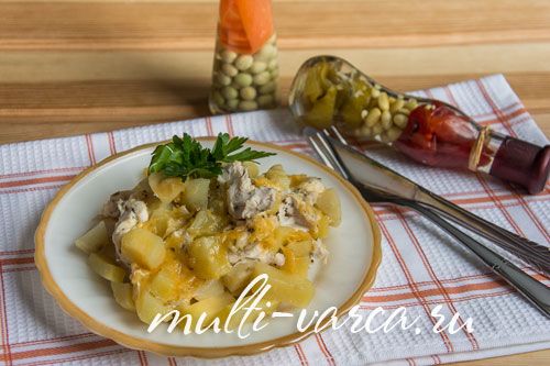 Курка у фользі, запечена з картоплею та сиром у мультиварці