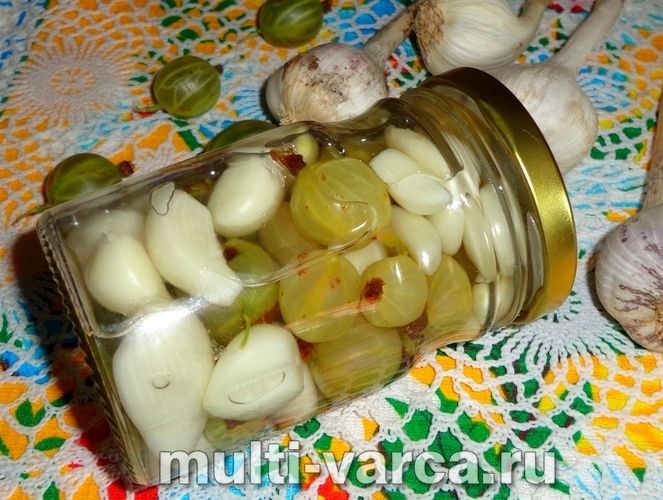 Маринований часник із аґрусом на зиму