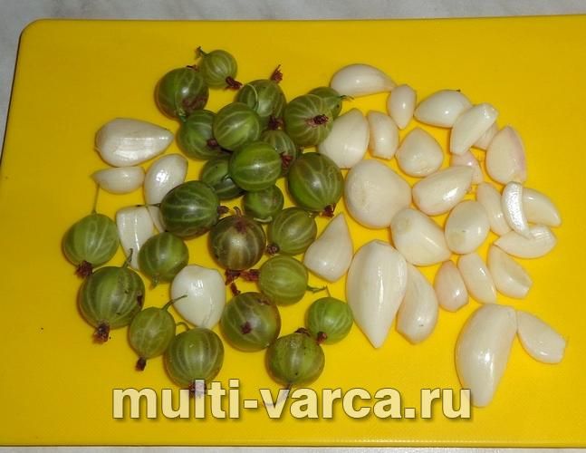 Маринований часник із аґрусом на зиму