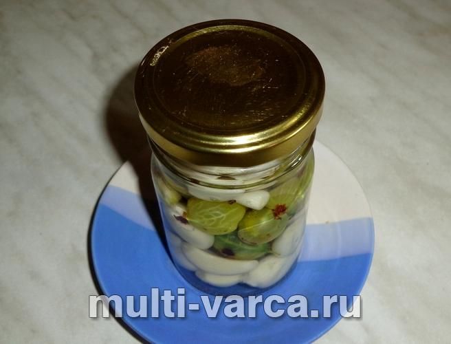 Маринований часник із аґрусом на зиму