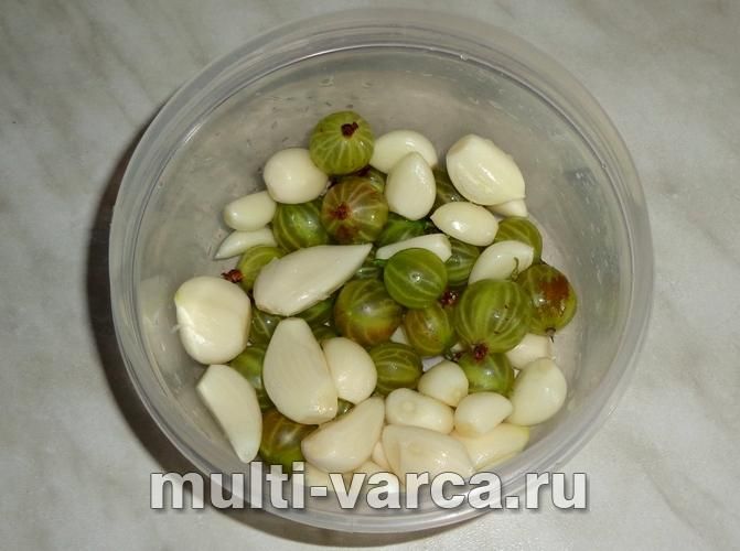 Маринований часник із аґрусом на зиму