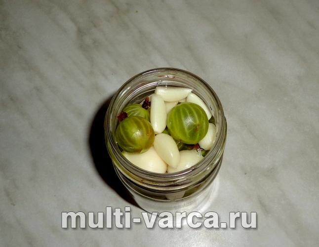 Маринований часник із аґрусом на зиму