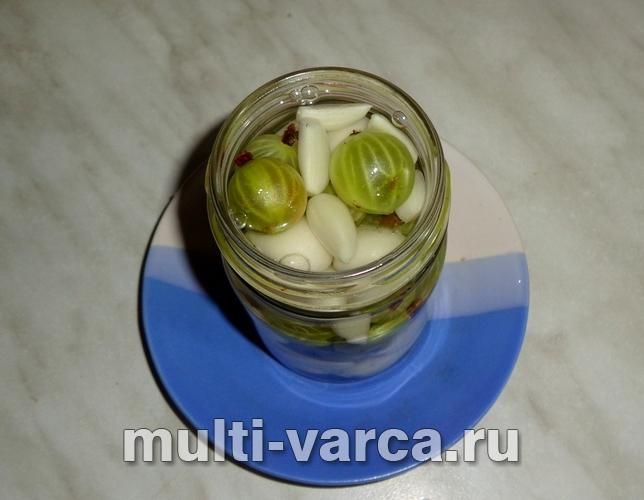 Маринований часник із аґрусом на зиму