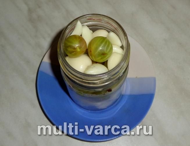 Маринований часник із аґрусом на зиму